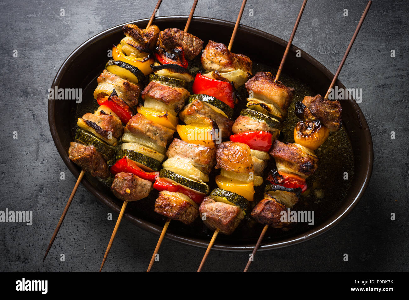 Gegrillte Shish Kebab oder Schaschlik mit Gemüse auf Spieße. Schweinefleisch. Grill Fleischgericht. Ansicht von oben. Stockfoto