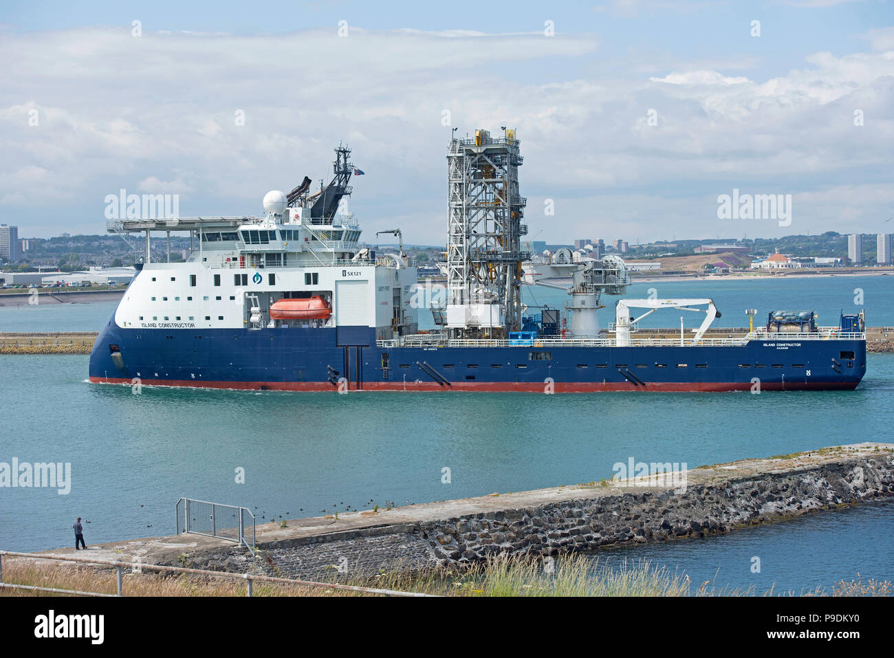 Die Offshore Nordsee Schiff Insel Konstruktor Auf Dem Weg Nach Aberdeen Hafen Her Der Nordsee Stockfotografie Alamy