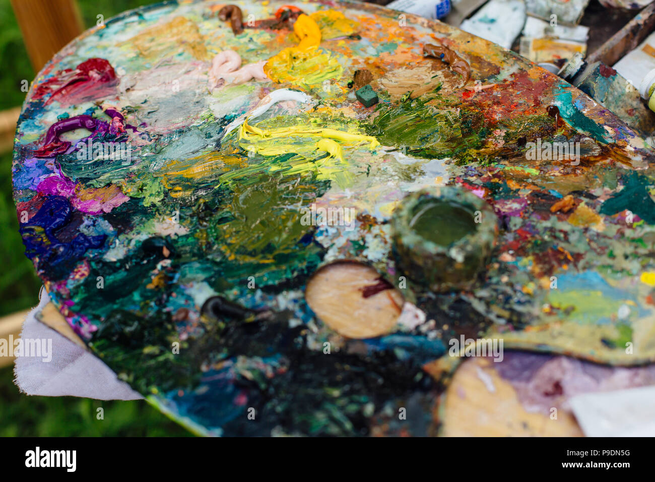 Palette mit Ölfarben. Nahaufnahme von anderen Farbe Ölfarbe. Stockfoto