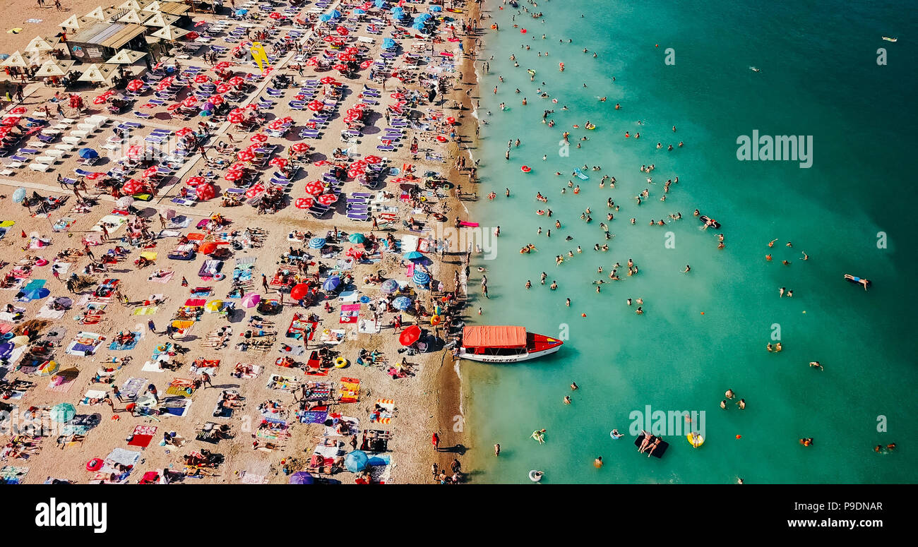 Baia Sprie, Rumänien - 15. JULI 2018: Luftbild vom Fliegen Dröhnen der Leute am Strand Baia Sprie in Rumänien Stockfoto