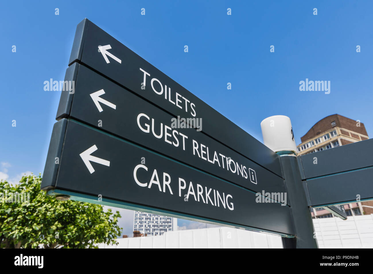 Information der Öffentlichkeit Zeichen in England, Großbritannien. Toiletten unterzeichnen. Guest Relations unterzeichnen. Parkplatz unterzeichnen. Touristische Informationen anmelden. Touristen Informationen anmelden. Stockfoto