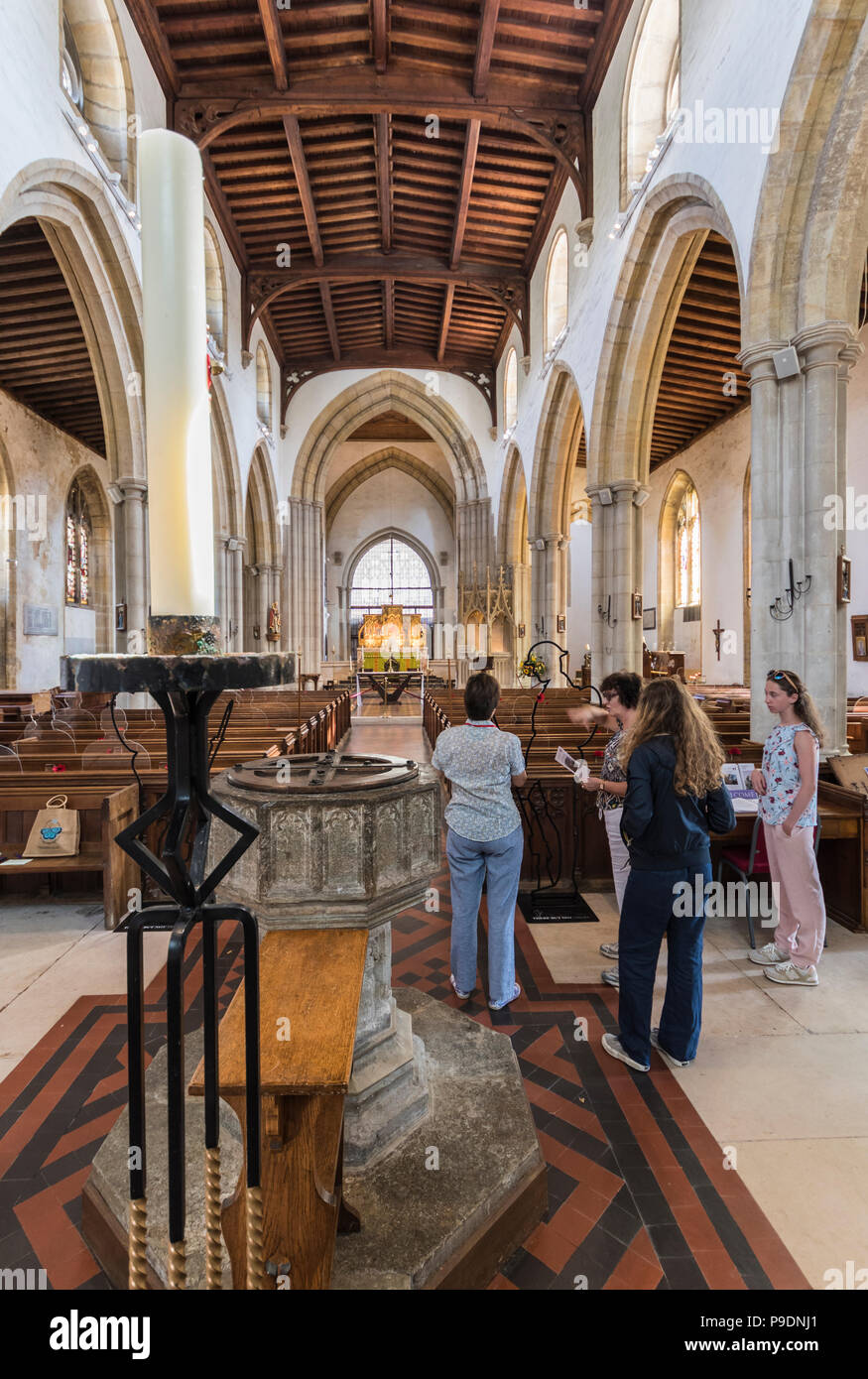 Touristen, die in der innerhalb der Pfarr- und Klosterkirche St. Nikolaus in Arundel, West Sussex, England, UK. Alte Kirche Innenraum. St Nicholas. Stockfoto