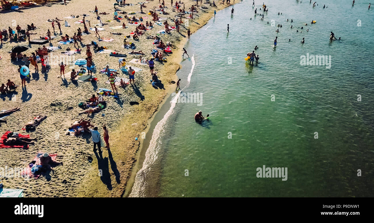 Baia Sprie, Rumänien - 15. JULI 2018: Luftbild vom Fliegen Dröhnen der Leute am Strand Baia Sprie in Rumänien Stockfoto