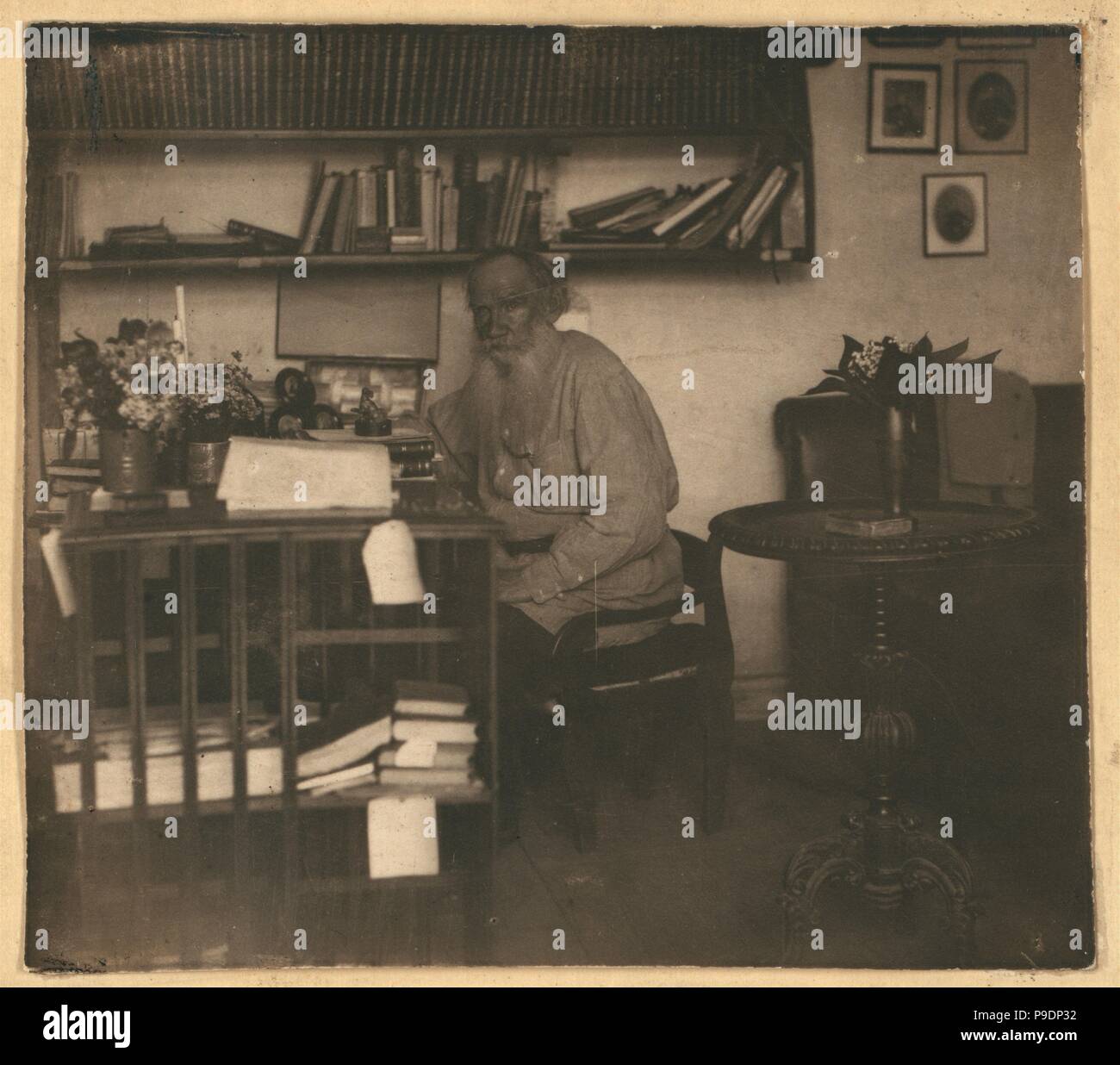 Leo Tolstoi in seinem Studio. Jasnaja Poljana. Museum: Staatliche Russische Film und Foto Archiv, Krasnogorsk. Stockfoto