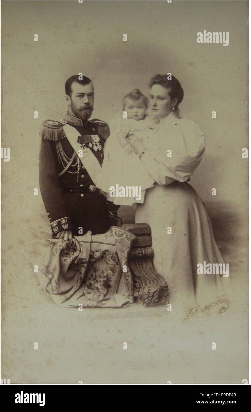 Portrait von Nikolaus II. von Russland mit Alexandra Fyodorovna und Tochter Olga. Museum: private Sammlung. Stockfoto