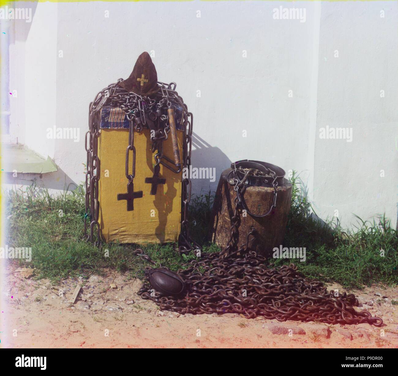 Sechskantschrauben, Peitschen und Fesseln des Ehrwürdigen Irinarkh. Museum: private Sammlung. Stockfoto