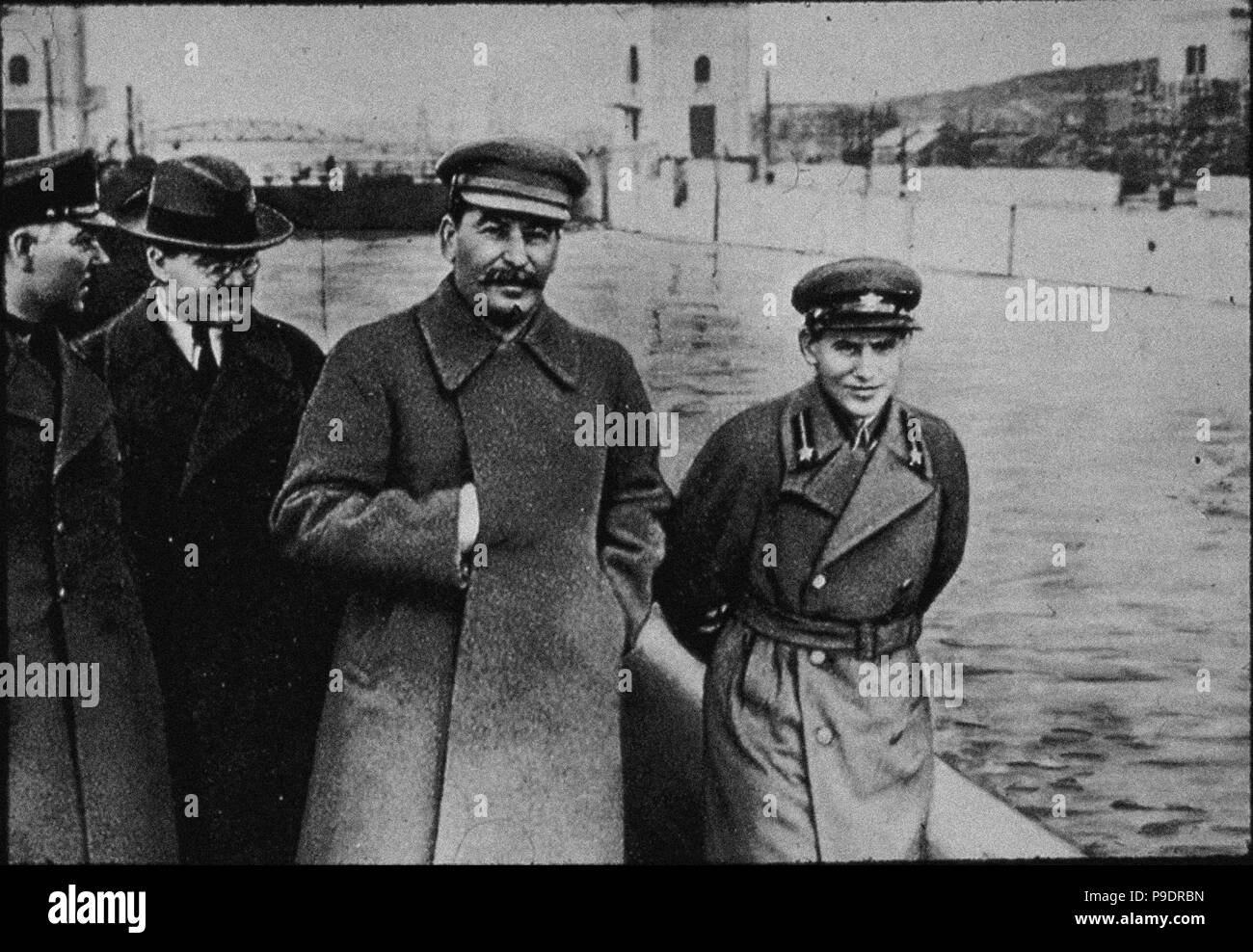 Nikolai Yezhov mit Stalin und Molotow am Moscow-Volga Canal Embankment. Museum: State Museum der politischen Geschichte Russlands, St. Petersburg. Stockfoto