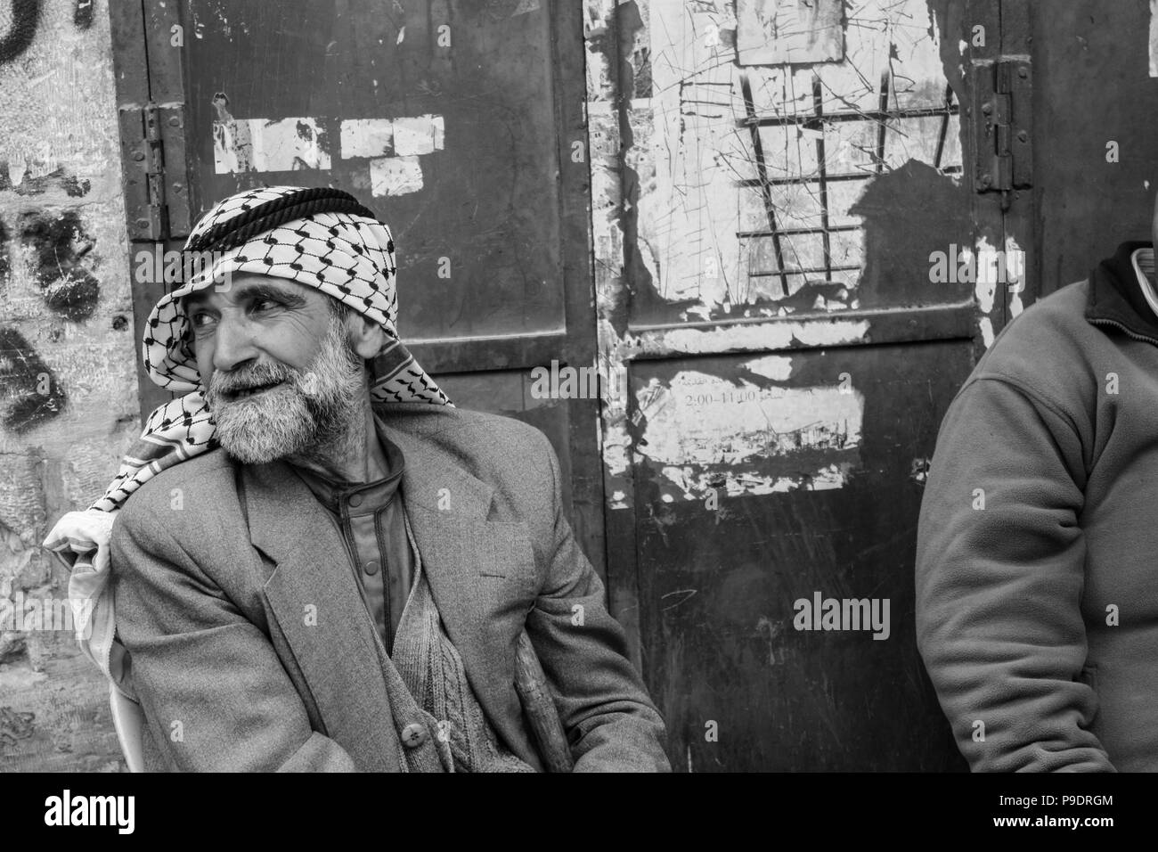 Zwei palästinensische Männer sitzen in einem Chat eine zigarettes im alten Teil der Stadt og Hebron, die illegalen Siedlungen tragen durch die Besatzungsmacht Isra Stockfoto