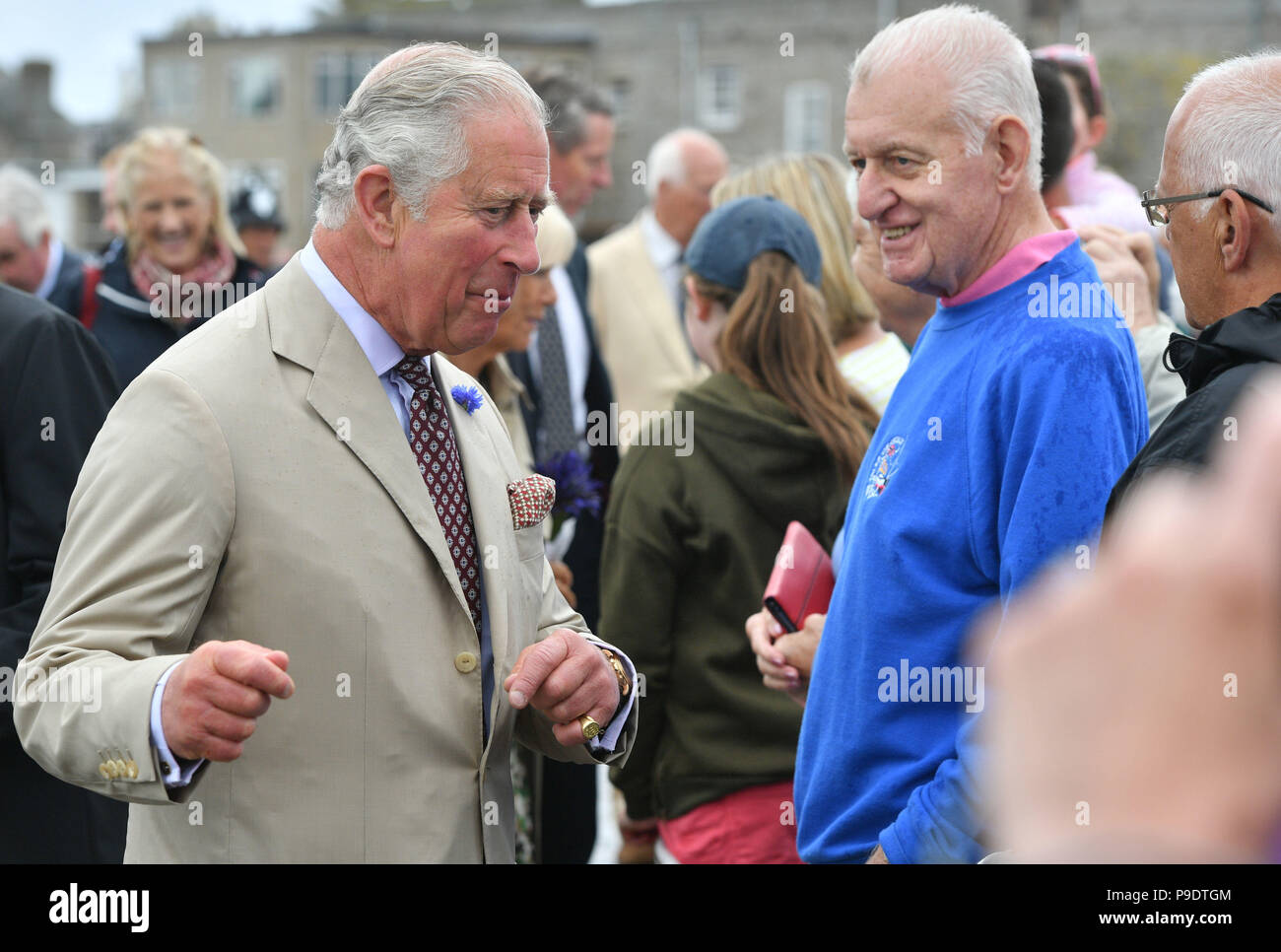 Der Prinz von Wales Chats mit Mitgliedern der Menge, als er ankommt Die neu verbesserte Kai bis formell bei einem Besuch in St. Mary's, Isles of Scilly öffnen. Stockfoto