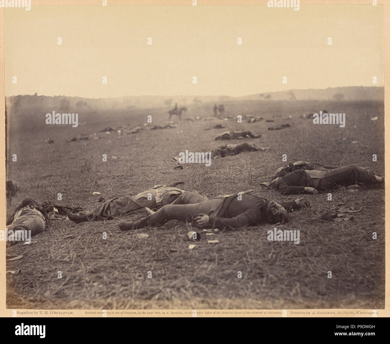 Die Ernte des Todes; Timothy H. O'Sullivan, Amerikanische, um 1840 - 1882, Drucken von Alexander Gardner, Amerikanische, geboren in Schottland, 1821 - 1882; negative Juli 4, 1863; 1866; Eiklar Silber drucken; Bild: 17,8 x 22,1 cm (7 x 8 11/16 in.), Mount: 30,5 x 39,1 cm (12 x 15 3/8 in.); 84.XO. 1232.1.36 Stockfoto