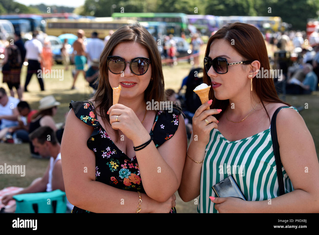 Zwei rumänischen Schwestern (28 und 29 Jahre) Eis essen Kegel an einem Sommer-Rallye, Alton, Hampshire, UK. Sonntag, 15. Juli 2018. Stockfoto