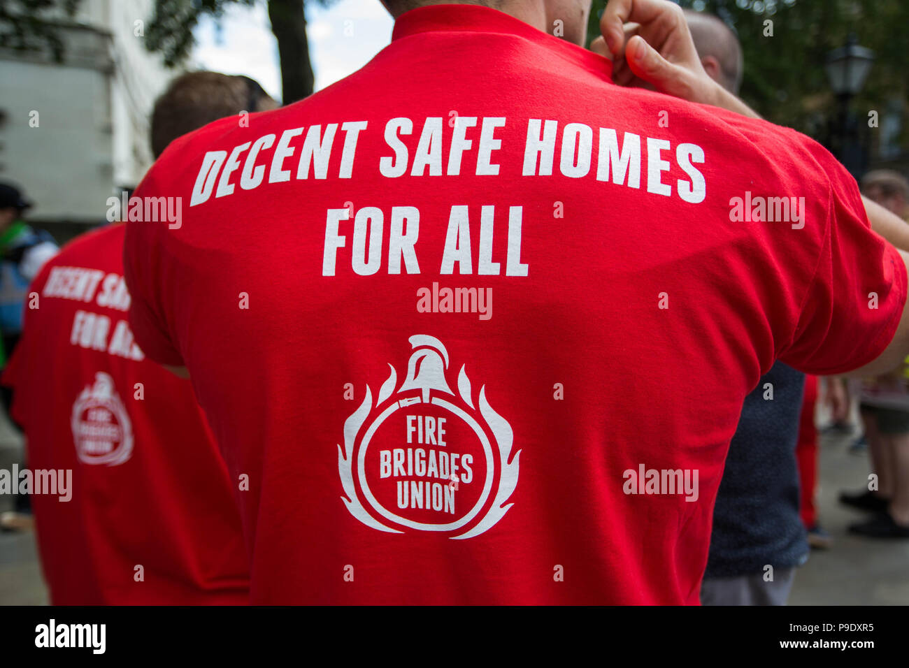 Ein Jahr auf, Gerechtigkeit 4 Grenfell und den Feuerwehren Union Solidarität März bis Parliament Square fordert Gerechtigkeit für die Opfer und Überlebenden der Grenfell Feuer. Mit: Atmosphäre, Wo: London, England, Großbritannien Wann: 16 Jun 2018 Credit: Wheatley/WANN Stockfoto