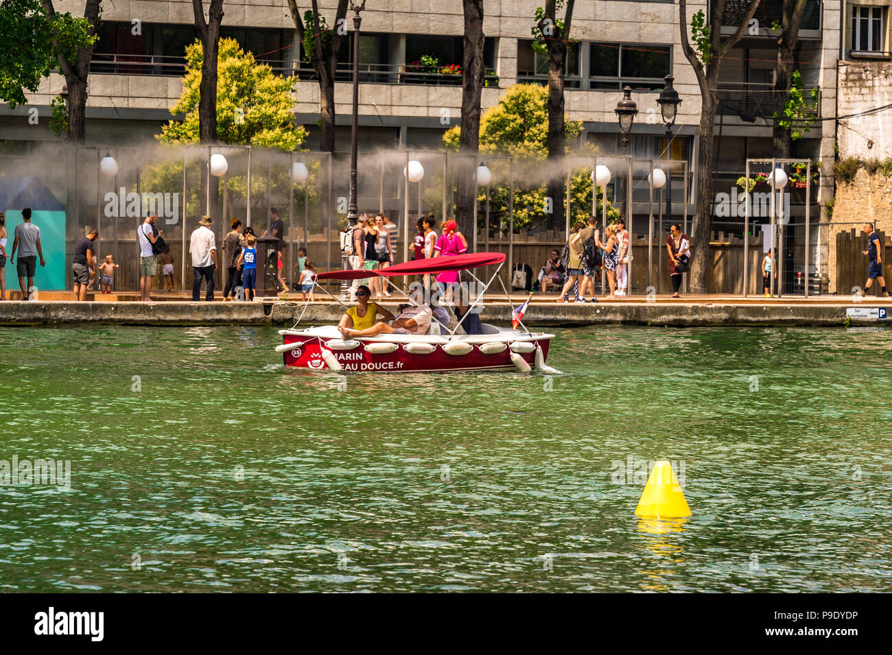 Eine Gruppe junger Leute haben Spaß in einem gemieteten Boot am Bassin de la Villette Stockfoto