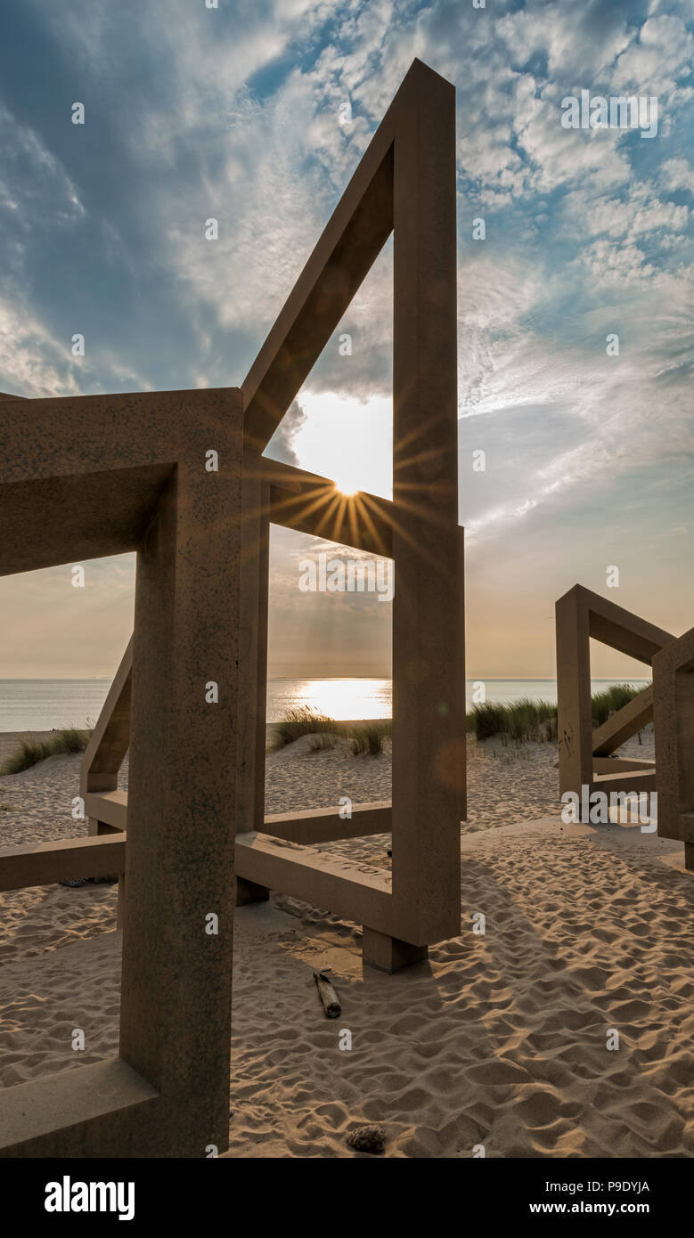 Holz- Struktur auf den Strand mit den Wolken und den Sonnenuntergang im Hintergrund, ist dies Europoort maasvlakte Strand am Abend Stockfoto