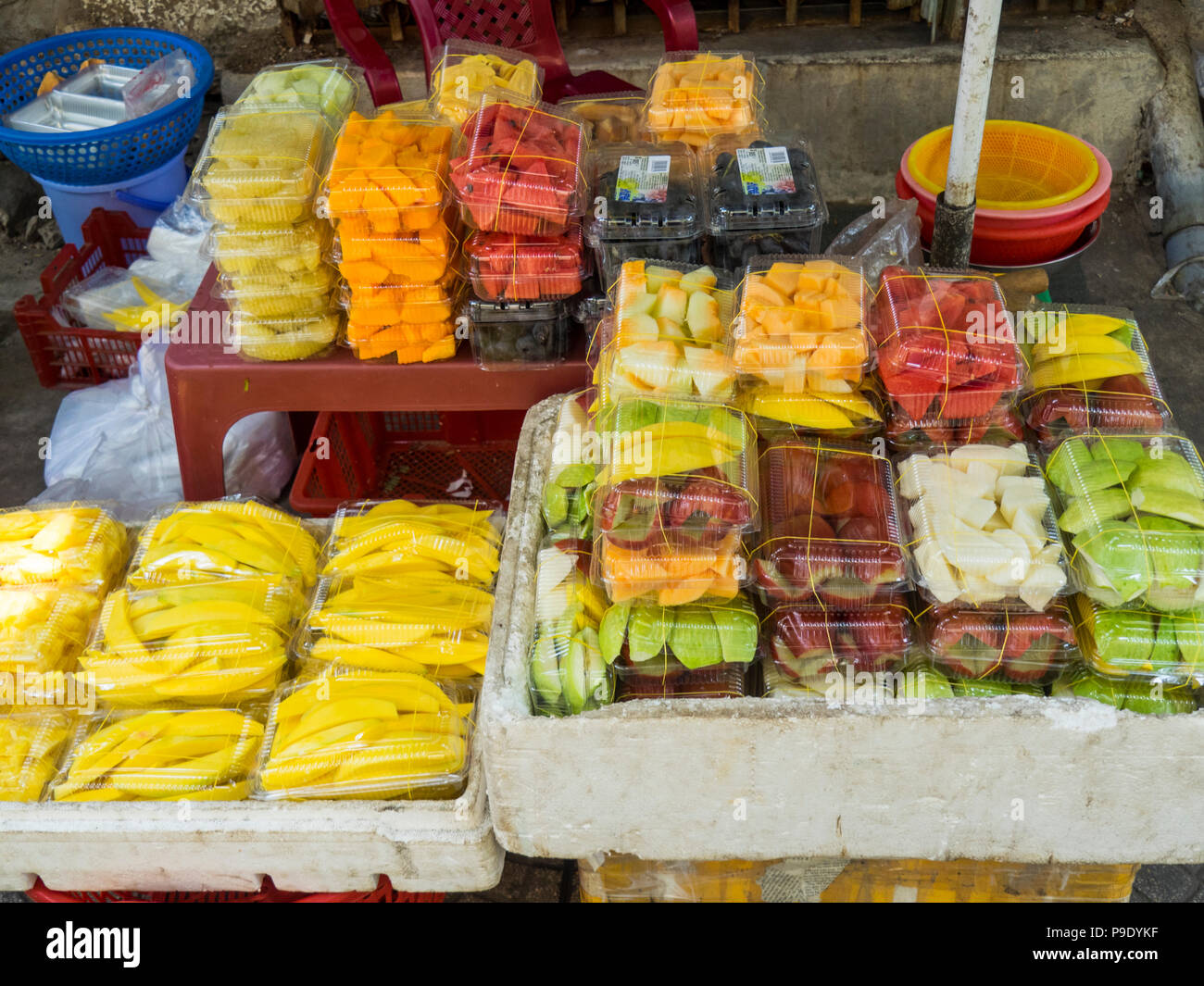 Auswahl von frischem Obst geschält und in klaren Kunststoff conatiners für Verkauf in einem Store in Ho Chi Minh City, Vietnam verpackt. Stockfoto