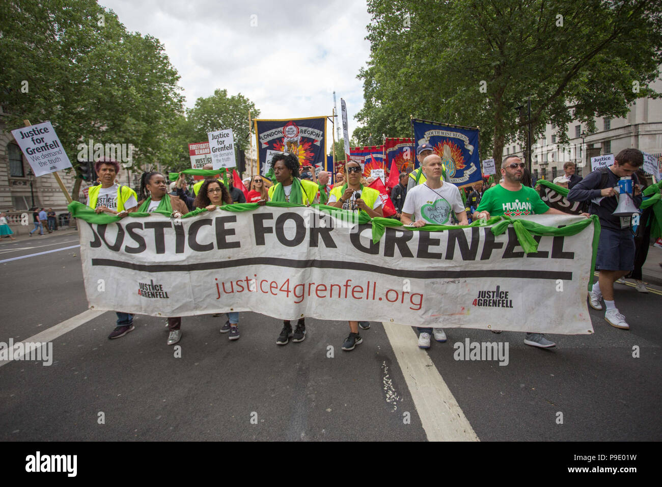 Ein Jahr auf, Gerechtigkeit 4 Grenfell und den Feuerwehren Union Solidarität März bis Parliament Square fordert Gerechtigkeit für die Opfer und Überlebenden der Grenfell Feuer. Mit: Atmosphäre, Wo: London, England, Großbritannien Wann: 16 Jun 2018 Credit: Wheatley/WANN Stockfoto