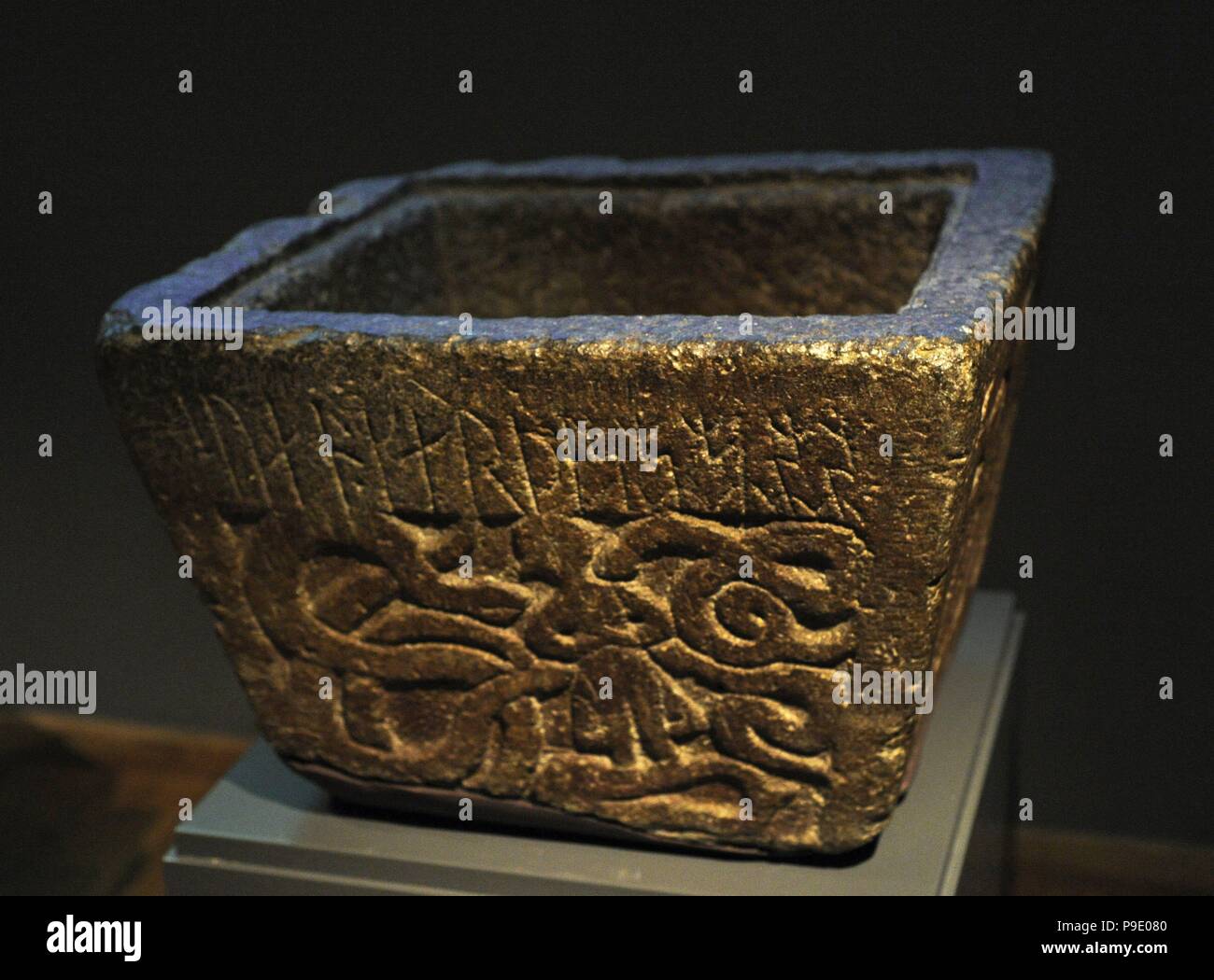 Frühchristlichen Epoche. Taufbecken mit der Aufschrift "Sven hat mich" und ein Relief Darstellung von Gunnar in die Schlange der nisten, der Szene der Hreidmar Saga. Aus Norum, Provinzial der Bohuslan. Das historische Museum. Stockholm. Schweden. Stockfoto