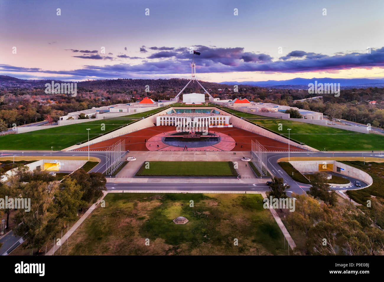 Luftbild um Capitol Hill in Canberra - Australian Capital Territory. Fassade des öffentlichen Gebäude mit Square und den umliegenden Park Land Stockfoto