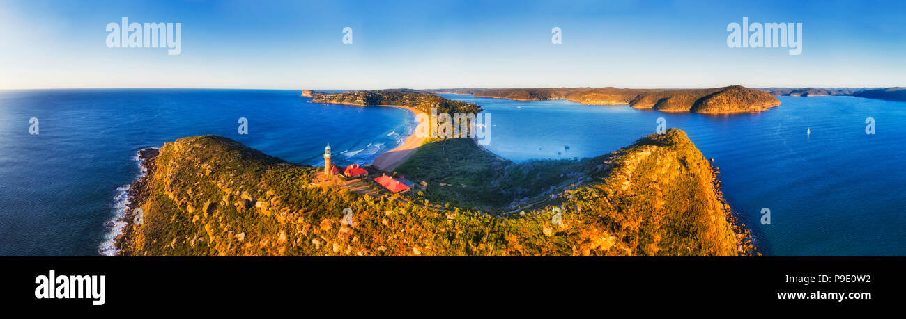 Barrenjoye Kopf an der Spitze von Palm Beach und Broken Bay von Sydney Northern Beaches. Über erhöhte Leuchtturm in weiten Antenne Panorama. Stockfoto