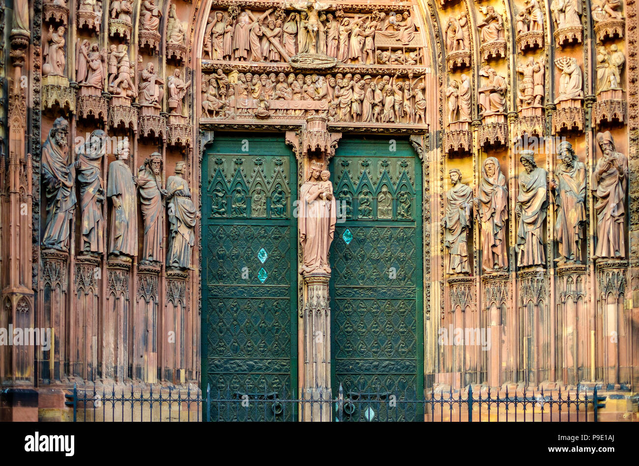 Straßburg, gotische Kathedrale Notre-Dame aus dem 14. Jahrhundert, Pfosten, Statuen der Propheten des Alten Testaments am Hauptportal, Elsass, Frankreich, Europa, Stockfoto