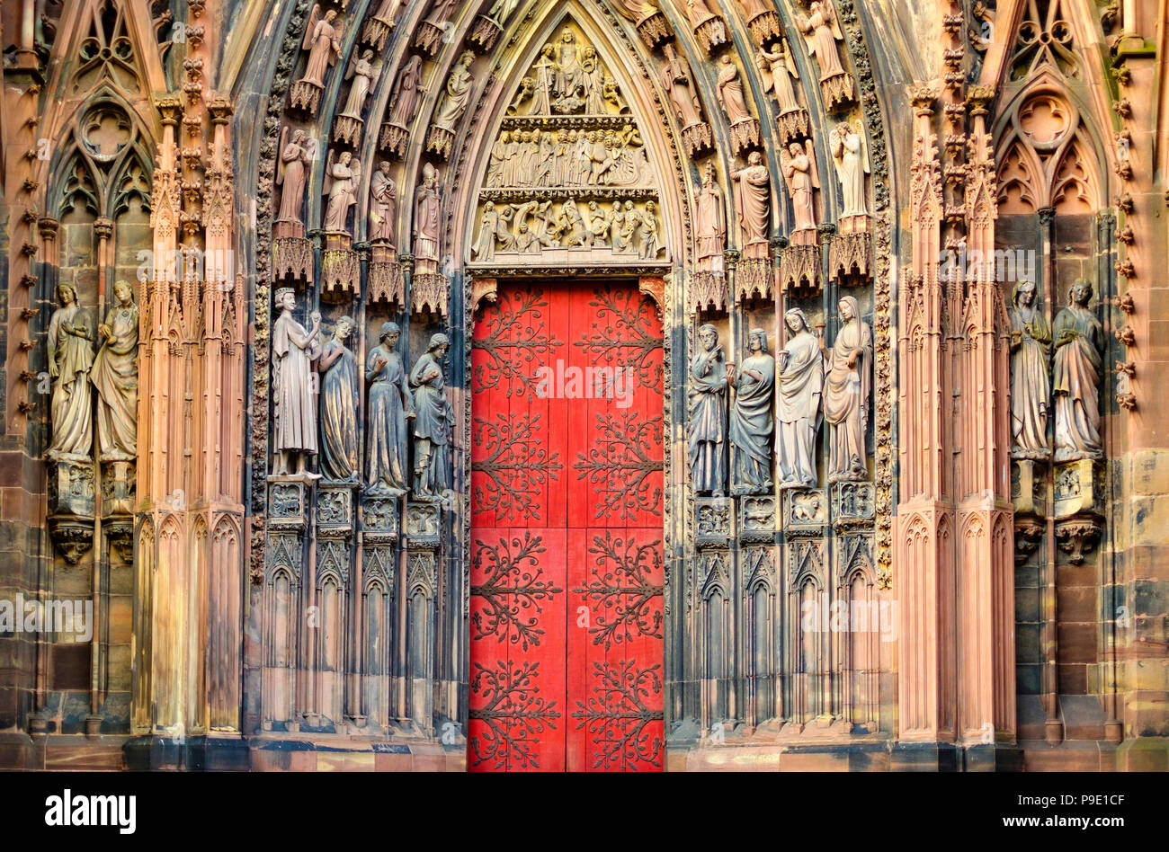 Straßburg, gotische Kathedrale Notre-Dame aus dem 14. Jahrhundert, rechtes Portal, geschlossene Türen, Trommelfell, Statuen, Elsass, Frankreich, Europa Stockfoto