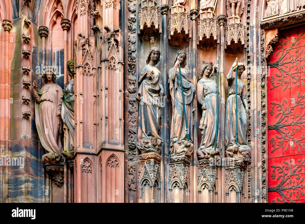 Straßburg, gotische Kathedrale Notre-Dame aus dem 14. Jahrhundert, Pfosten, Statuen der Tugenden vanquishing die Laster auf der linken Portal, Elsass, Frankreich, Europa, Stockfoto