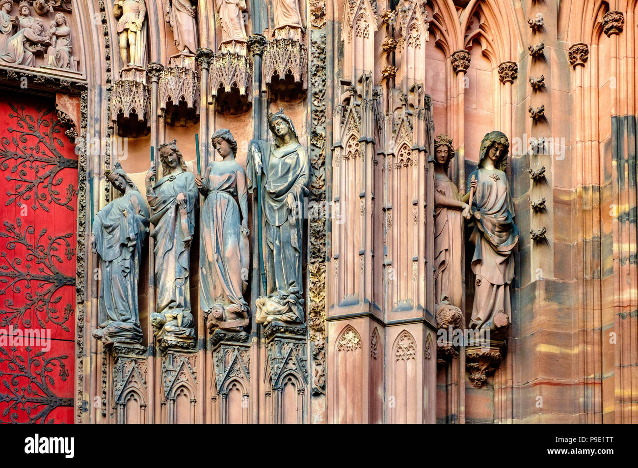 Straßburg, gotische Kathedrale Notre-Dame aus dem 14. Jahrhundert, Pfosten, Statuen der Tugenden vanquishing die Laster auf der linken Portal, Elsass, Frankreich, Europa, Stockfoto
