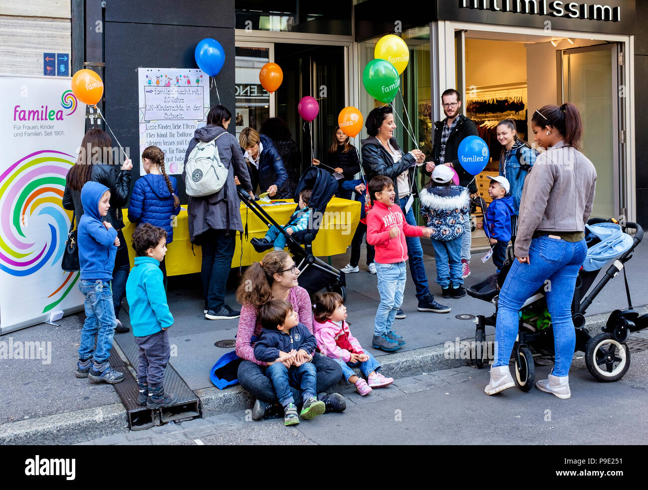 Basel, Luftballons liebe Verkauf auf Pflaster, steigende Fonds, Fonds,  Familea Kinderbetreuung, Eltern und Kinder, Schweiz, Europa Stockfotografie  - Alamy