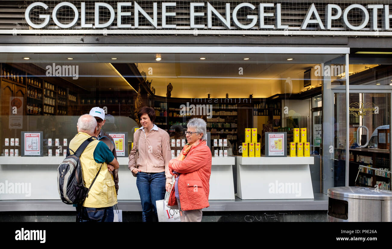 Basel, Senioren vor der Goldene Engel Apotheke, Schweiz, Europa, Chat, Stockfoto