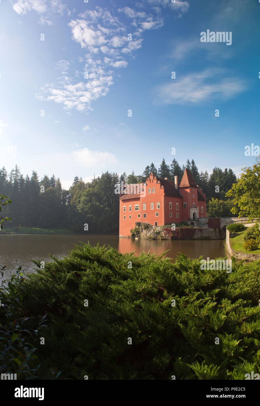 Cervena Lhota. Der Tschechischen Republik. Schloss am See Stockfoto