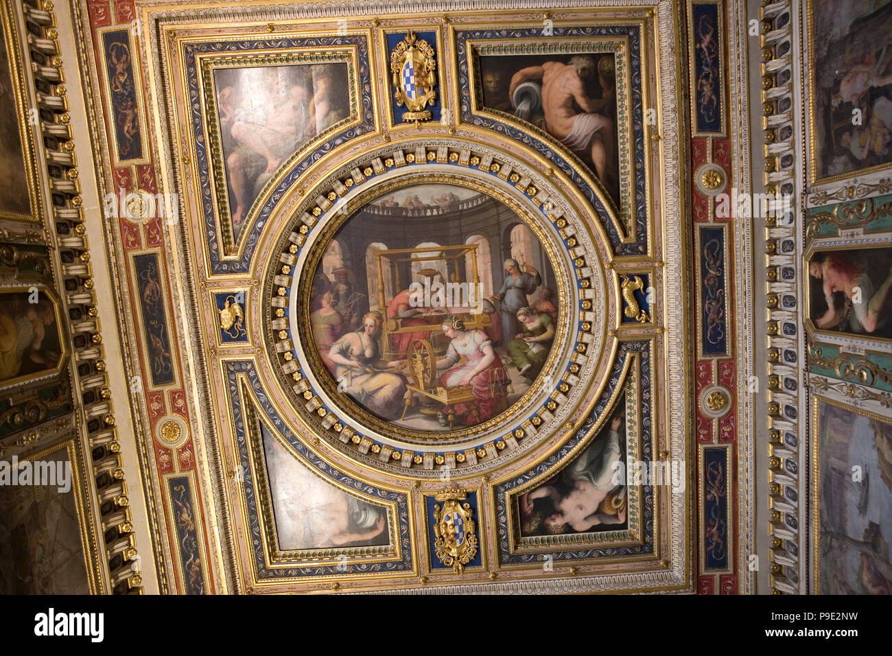 Penelope am Webstuhl, der zentralen Tondo an der Decke der Sala di Penelope, Palazzo Vecchio, Florenz, Toskana, Italien Stockfoto