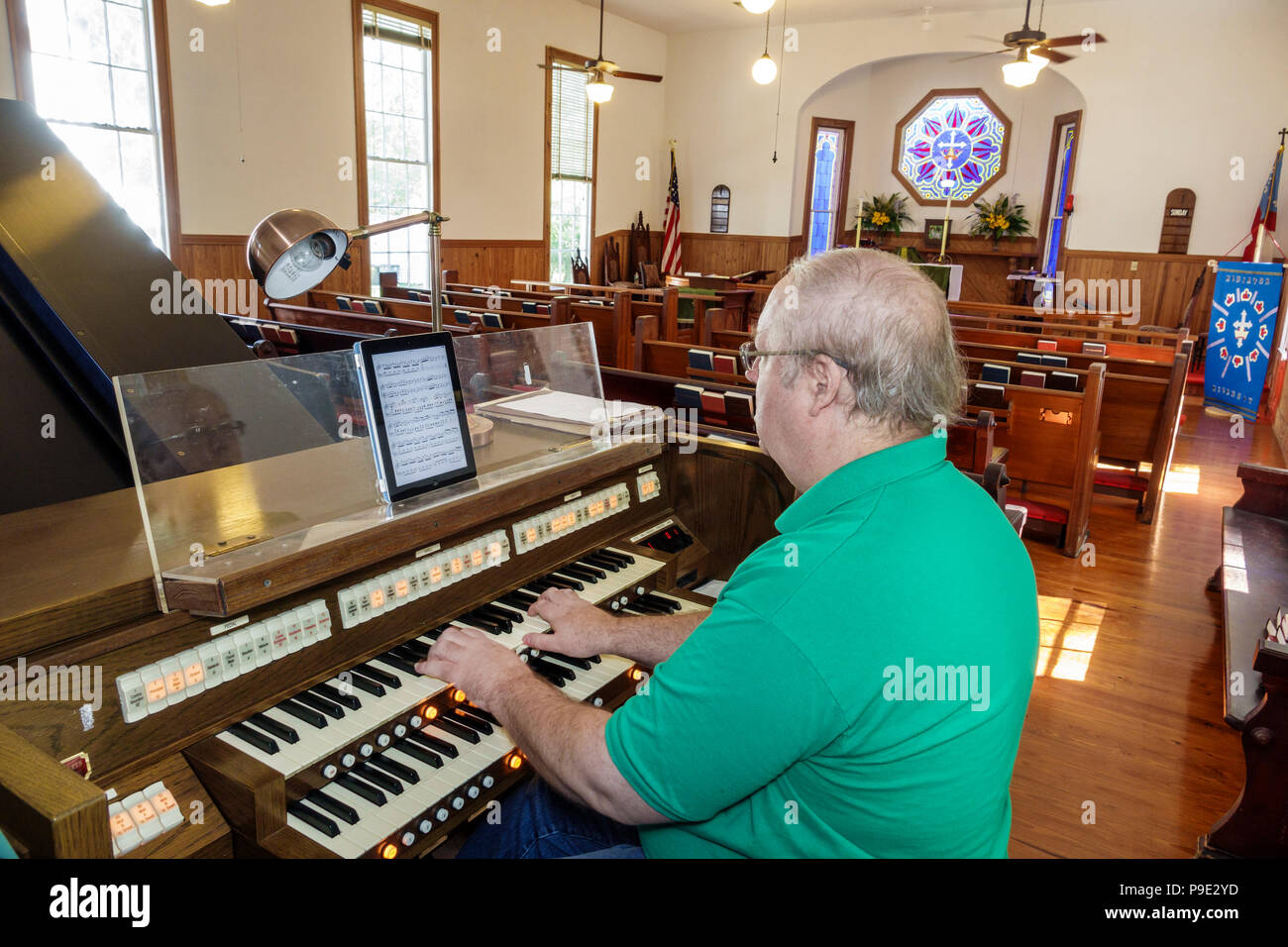 Florida, Micanopy, Kirche des Mediators, historische Episkopalkirche, 1874, innen, Erwachsene Erwachsene Erwachsene Männer Mann, Männer, elektrische Orgel, Organist, Musiker, spielen Stockfoto