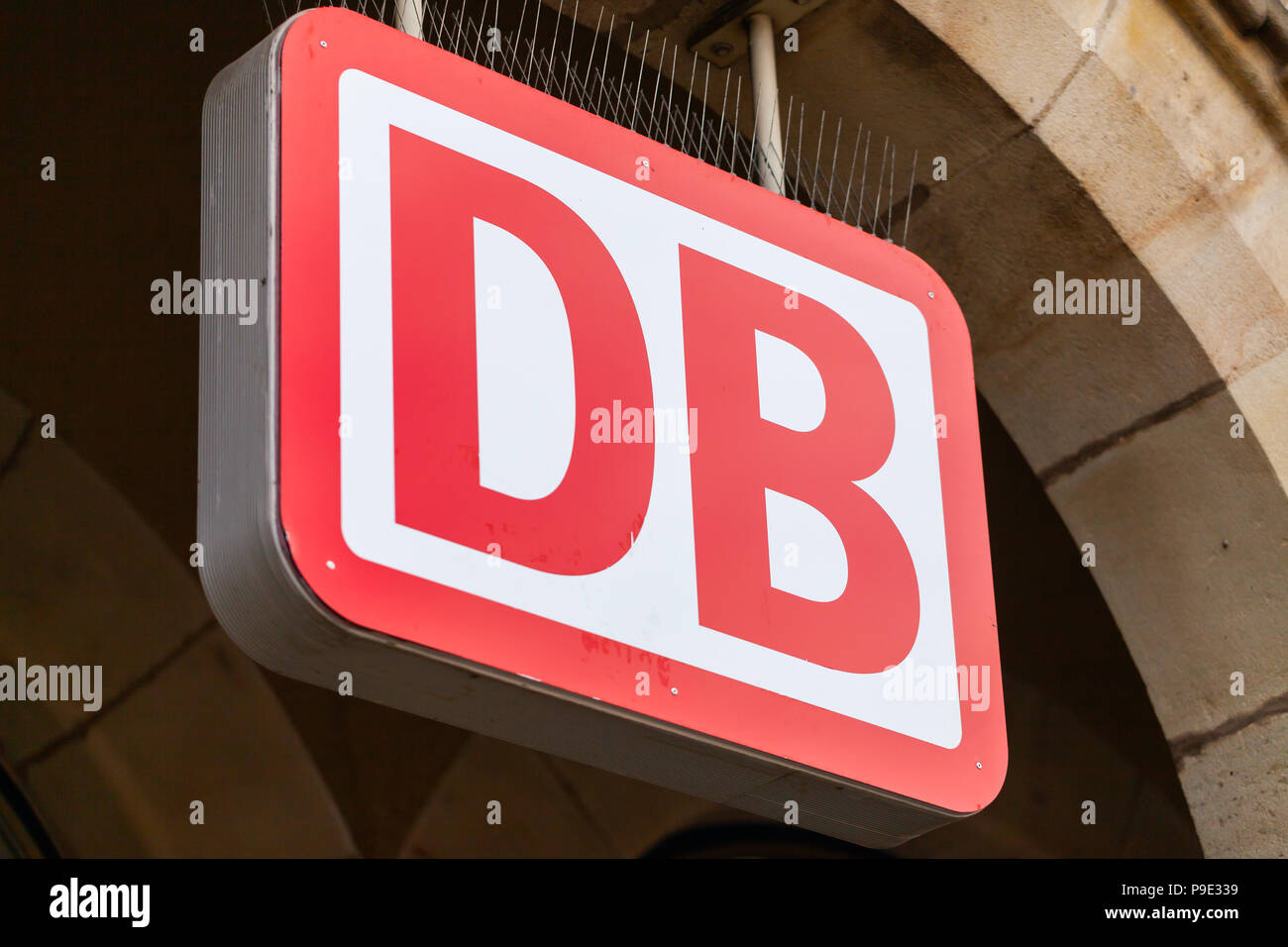 Fürth/Deutschland - MÄRZ 11, 2018: Die Deutsche Bahn Emblem hängt an den deutschen Bahnhof in Fürth, in der Nähe von Nürnberg. Die Deutsche Bahn AG (Abkürzung: DB, Stockfoto