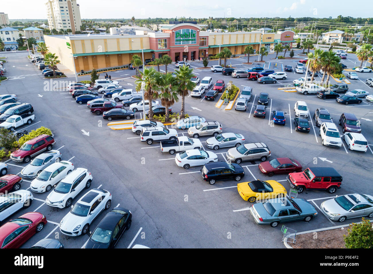 St. Saint Petersburg Florida, Madeira Beach, Publix Lebensmittelgeschäft Supermarkt, Parkplatz, Autos, Luftaufnahme von oben,FL18071126d Stockfoto