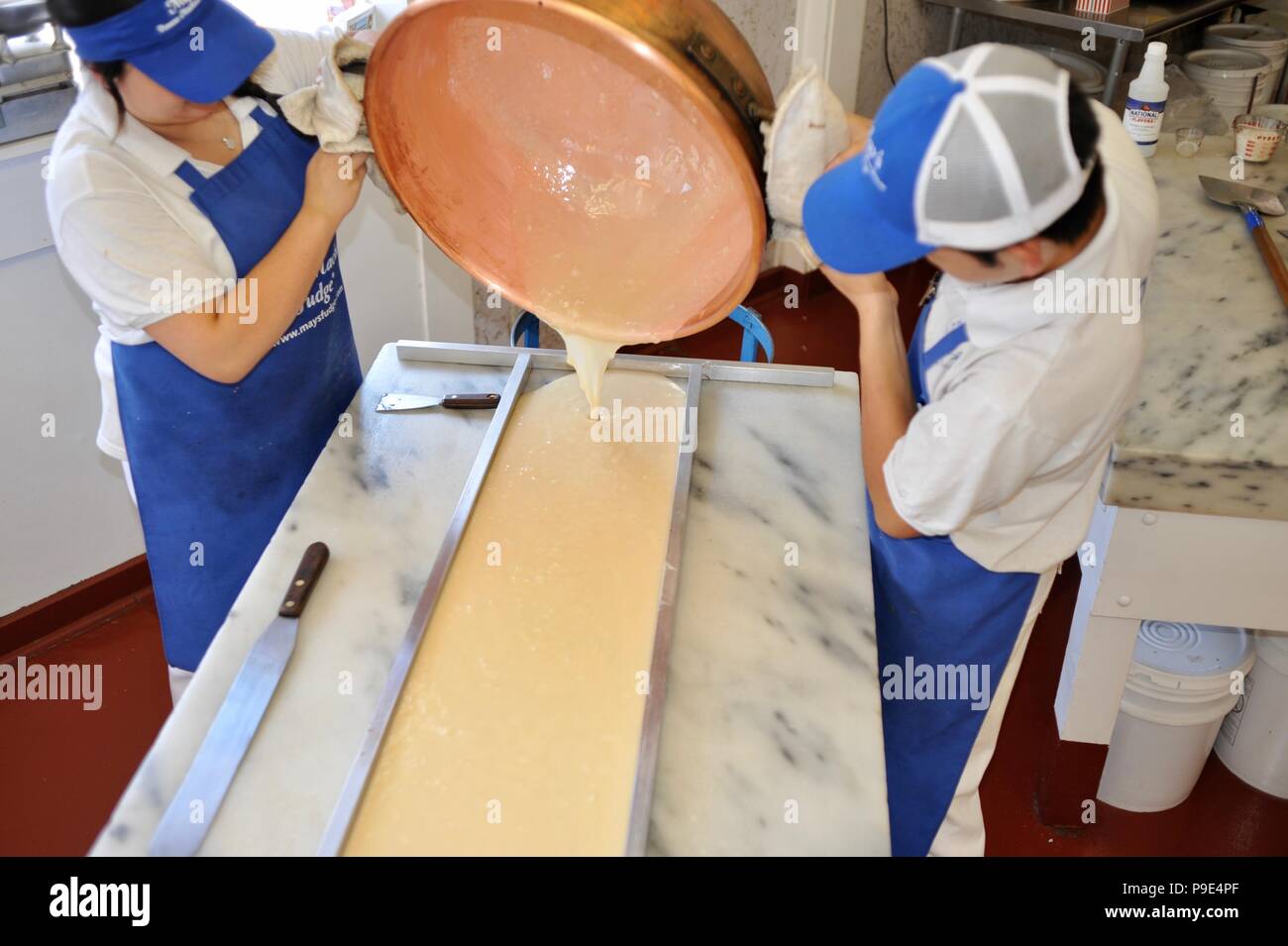 Weltberühmte fudge, Gießen das heiße aus Kupfer Wasserkocher fudge, an der auf Mackinac Island, Michigan, USA, "fudge Hauptstadt der Welt". Stockfoto