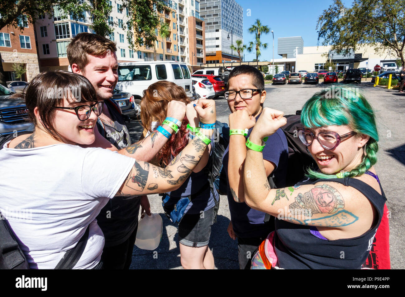 Gainesville Florida, das Fest jährliche Musikfestival, Armbänder, Fans, Mann Männer männlich, Frau weibliche Frauen, College-Stadt, Studenten, Tattoos, feiern, grüne Farbe Stockfoto