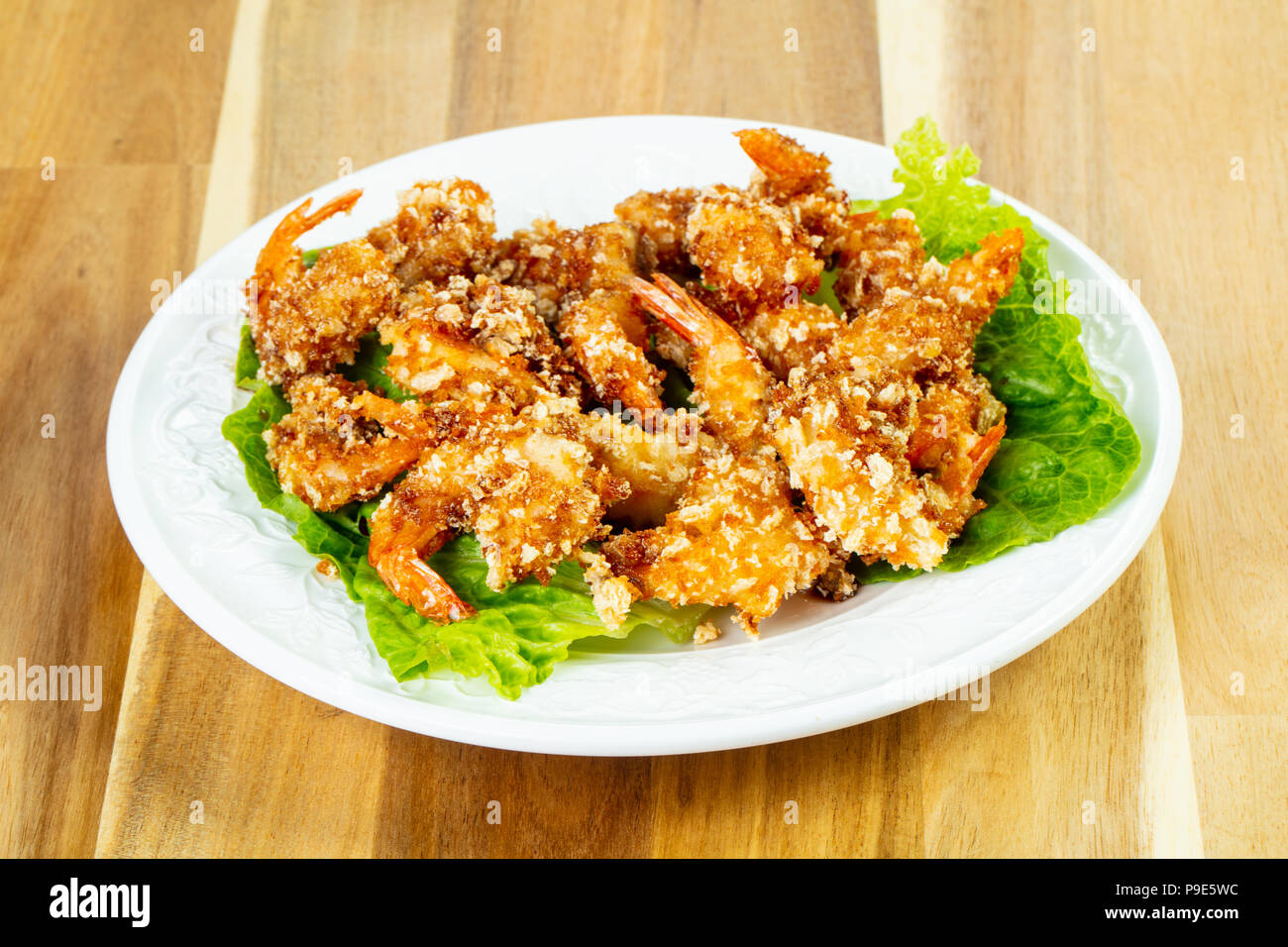 Teig Garnelen mit Salat Stockfoto