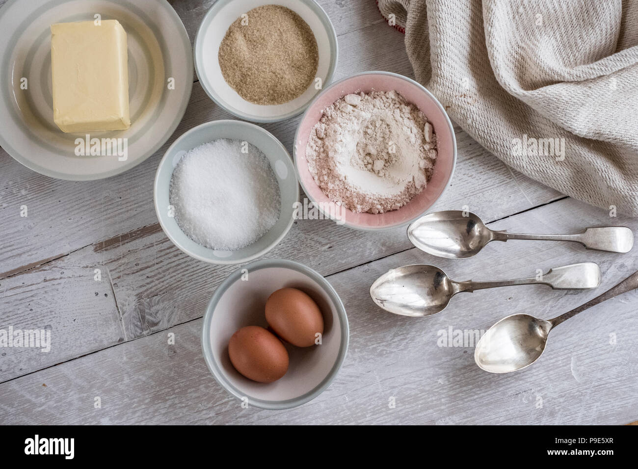 Eine Tabelle mit den Zutaten für ein backblech Projekt angelegt, Butter, Zucker und Mehl, und zwei Eier. Stockfoto