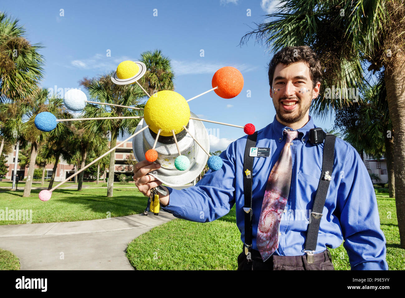 Gainesville Florida, University of Florida Museum of Natural History, Mann Männer männlich, junger Erwachsener, Studenten Sonnensystem Planeten Maßstab Modell, Kostüm Stockfoto