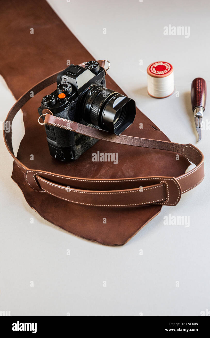 Hohen Winkel Nahaufnahme Eines Vintage Kamera Mit Handgefertigten Braunes Lederband Stockfotografie Alamy
