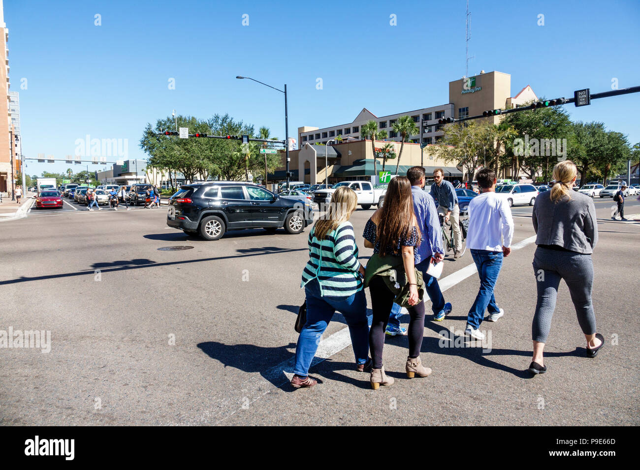 Gainesville Florida, University Avenue, College-Stadt, Verkehrsknotenpunkt, Straßenkreuzung, Studenten Ausbildung Schüler, Erwachsene Erwachsene Frau wom Stockfoto