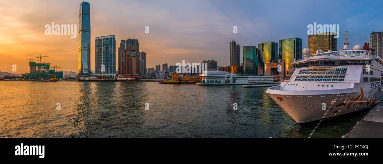 Ocean Terminal, Victoria Harbour, Hong Kong - 11. Juli 2018: Ocean Terminal ist ein kreuzfahrtterminal und Einkaufszentrum auf der Canton Road in Tsi entfernt Stockfoto