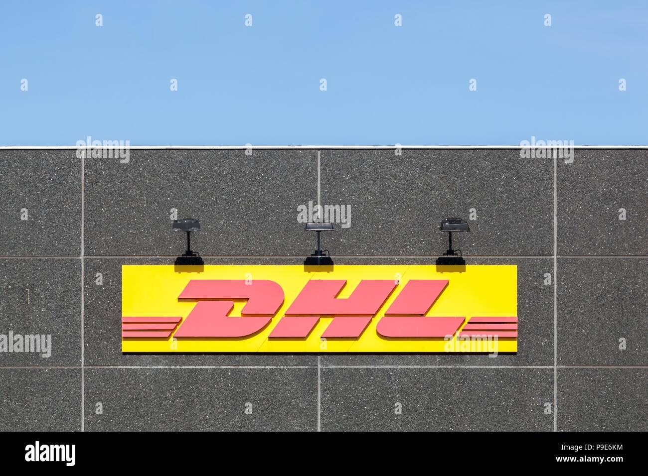 Stillen, Dänemark - 9. August 2015: DHL-Logo auf der Fassade Stockfoto