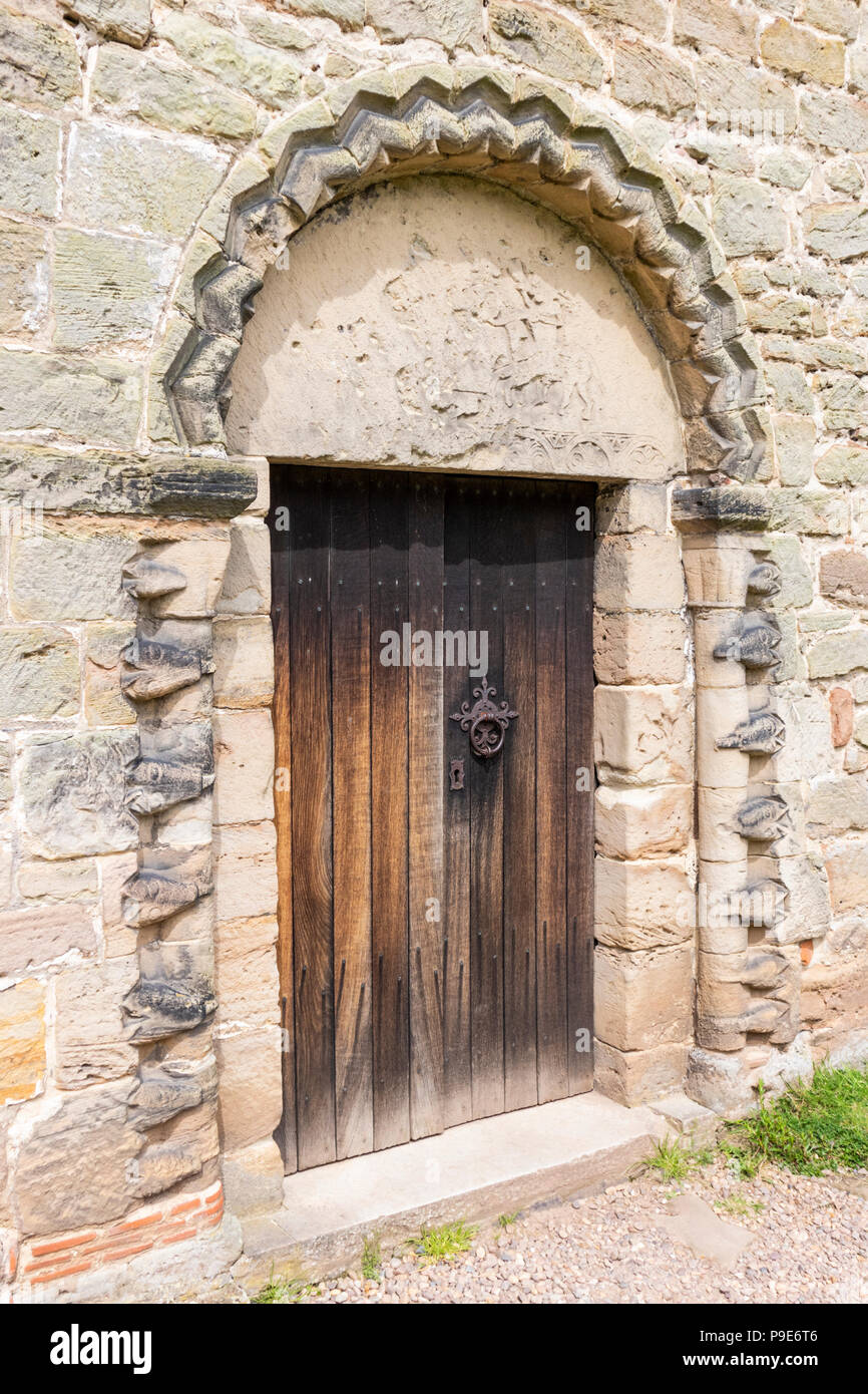 Beakhead Verzierungen auf eine normannische Eingang zur Kirche aller Heiligen an Kedleston, Derbyshire UK Stockfoto