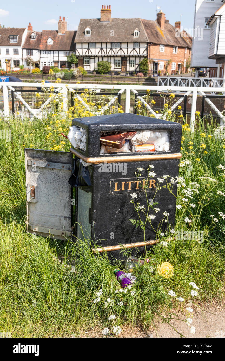 Abfallbehälter neben der Mühle Avon in Stroud, Gloucestershire, Großbritannien Stockfoto