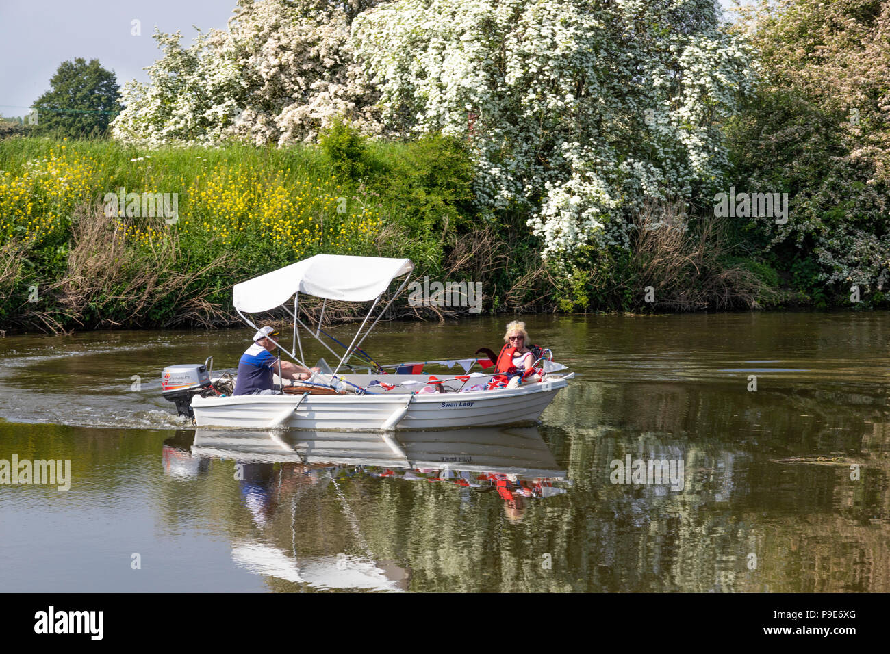 Sonntag Nachmittag vergnügen Bootfahren auf dem Fluss Avon in Stroud, Gloucestershire, Großbritannien Stockfoto