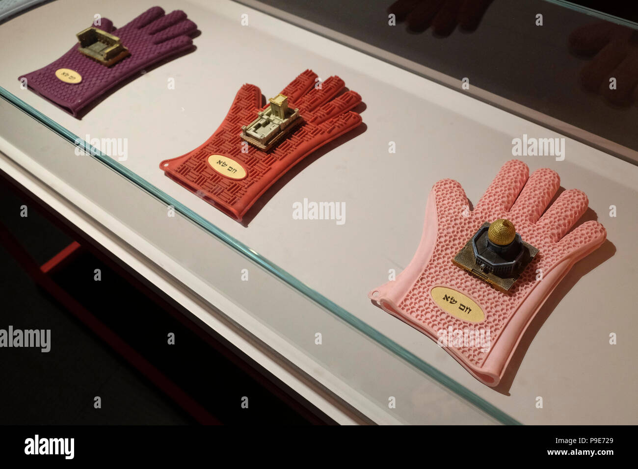 Die konzeptionelle Arbeit des israelischen Künstlers Saint-arailles Avi berechtigt, Hot Potatoes, Miniatur Modelle der meisten entzündlichen Hotspots der Region: die Kuppel des Rock, die westliche Mauer und der Kirche des Heiligen Grabes über silicon Handschuhe Teil der Ausstellung widmet sich der Hamsa, eine der am meisten verbreiteten Motiven und Artefakte in der populären Kultur. Das Museum für Islamische Kunst, West Jerusalem Israel Stockfoto