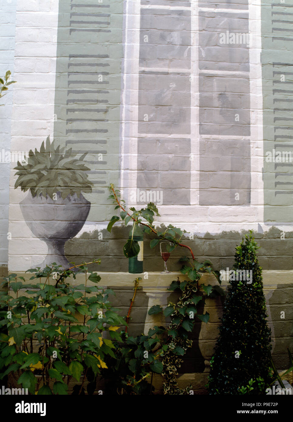 Trompe-l'oeil-Fenster und Fensterläden auf Wand über Grenze mit ausgeschnittenen, Pyramide Stockfoto