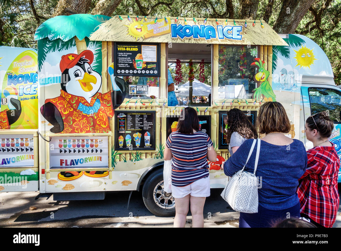 Florida, Micanopy, Herbst Harvest Festival, jährliche kleine Stadt Gemeinschaft Stände Händler Kauf Verkauf, Kona Eis, aromatisierte rasierte Eis LKW, Frau femal Stockfoto