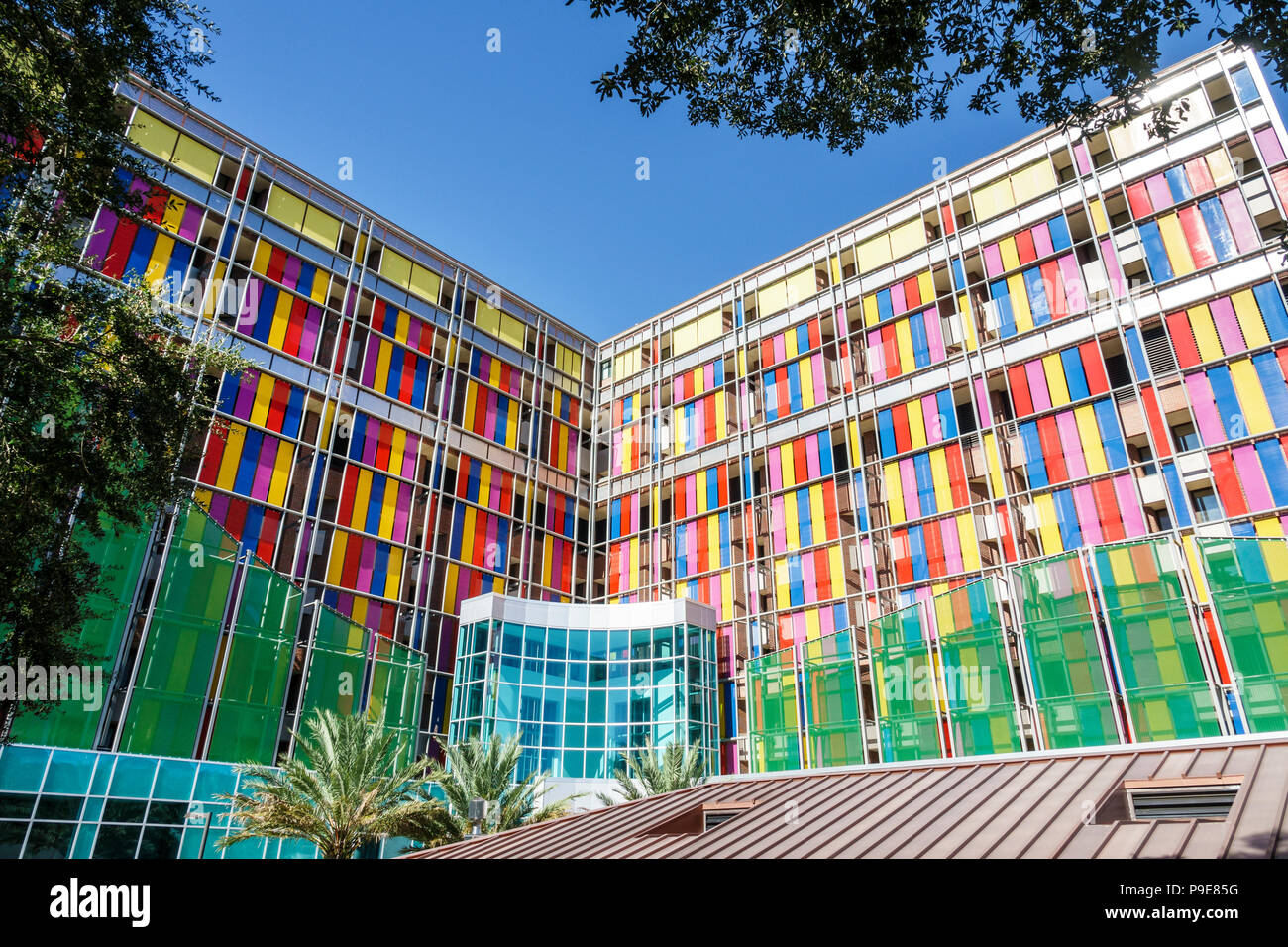 Gainesville Florida, University of Florida, Campus, UF Health Shands Kinderkrankenhaus, Kindermedizinisches Zentrum, außen, buntes Glas, Fassade, Kind-Fr. Stockfoto